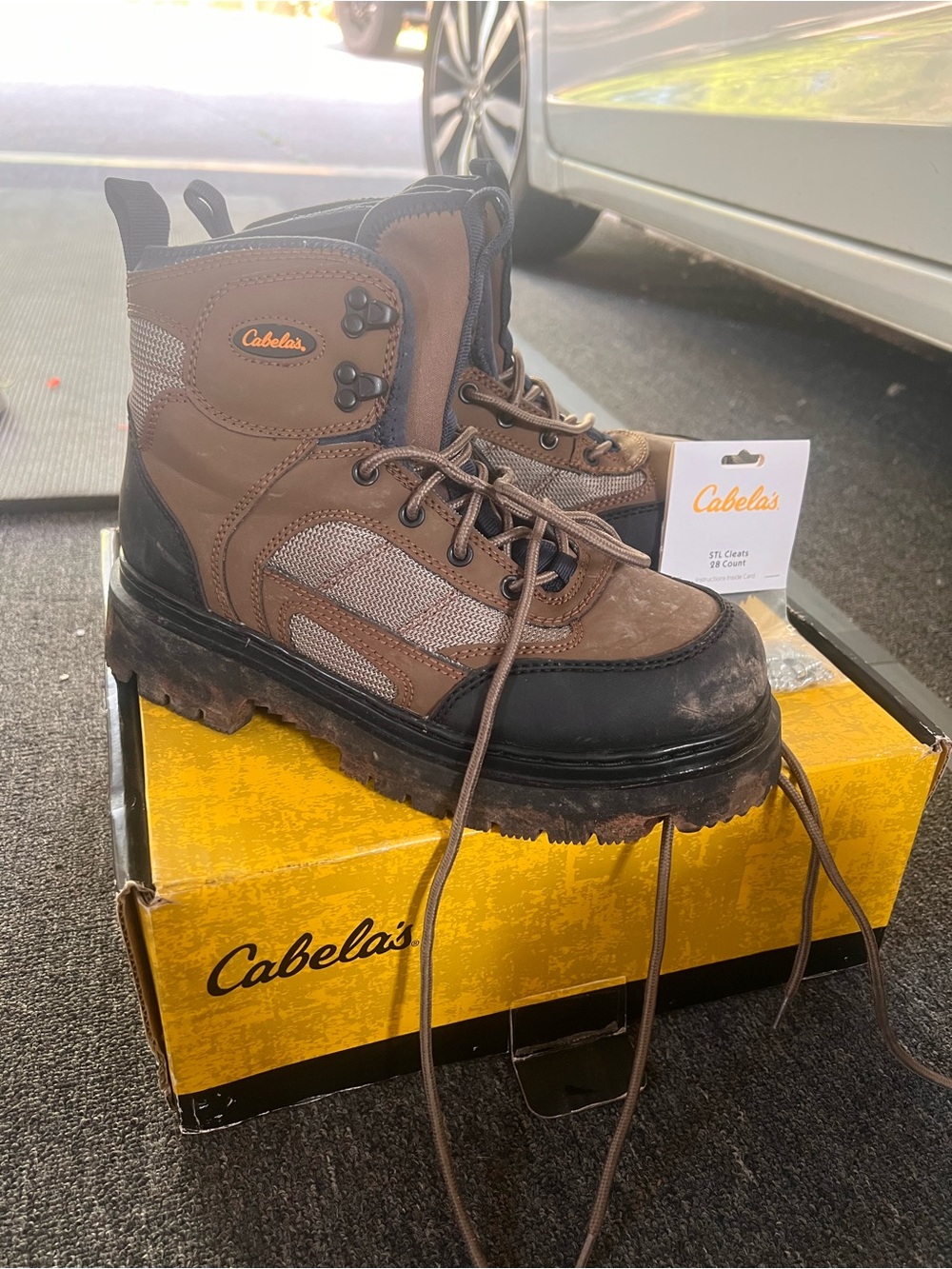Cabela's Men's Ultralight II Wading Boots in Brown and Blue